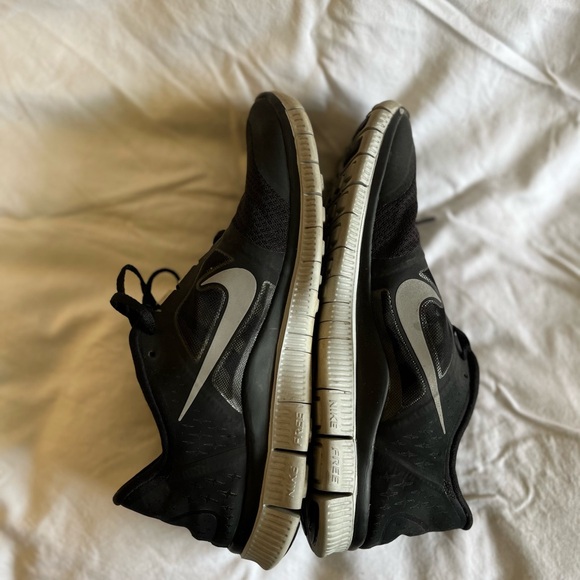 👟🌸GUC Nike Sneakers, black and white, size 10.5 - Picture 8 of 12